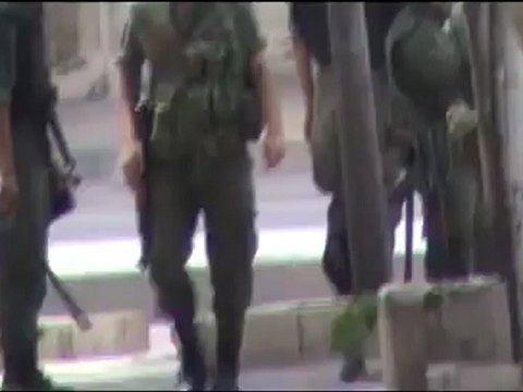 فري برس حماة المحتلة الشبيحه على باب المساجد بسلاحهم لقمع المظ 20 4 2012 ج2 Hama