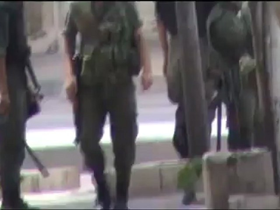 فري برس  حماة المحتلة الشبيحه على باب المساجد بسلاحهم لقمع المظ 20 4 2012 ج2 Hama