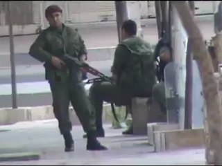 فري برس  حماة المحتلة الشبيحه على باب المساجد بسلاحهم لقمع المظ 20 4 2012 ج1 Hama