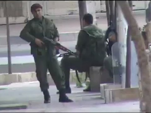 فري برس حماة المحتلة الشبيحه على باب المساجد بسلاحهم لقمع المظ 20 4 2012 ج1 Hama