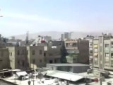 فري برس ريف دمشق لحظة اطلاق قناصة على المصور من البرج الطبي دوما 20 4 2012 Damascus