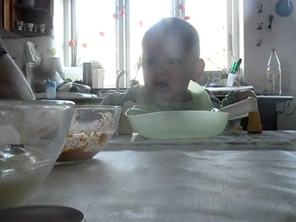 Alexander mok Olsen felf asleep while he was eating