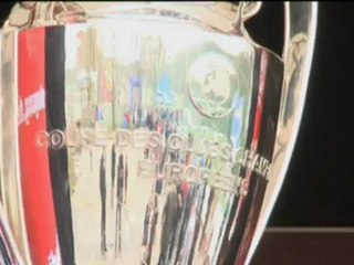 Platini remet le trophée au maire de Munich