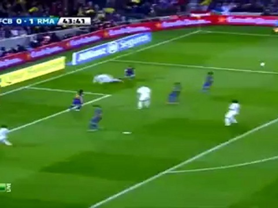 Dangerous Ozil counterattack stopped by Mascherano