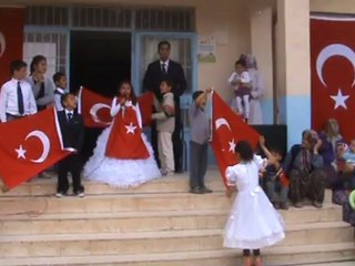 BAYRAK ŞİİRİ. 2. SINIF ÖĞRENCİSİNİN TÖRENDEKİLERİ AĞLATAN MUHTEŞEM OKUMASI