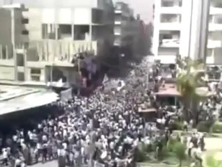 Video herunterladen: فري برس ريف دمشق مظاهرة امام الجامع الكبير في دوما تهتف للمدن السورية 20 4 2012 Damascus