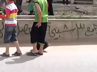 فري برس ريف دمشق دوما  فريق رجال البخ يضعون لمساتهم على جدران المدينة  رائع 20 4 2012 Damascus