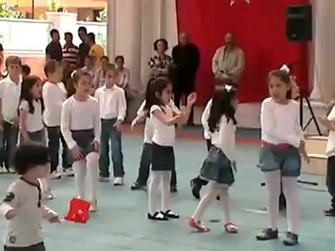 Defne ve Arkadaşlarının 23 Nisan Gösterisi