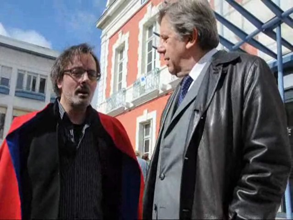 Présidentielle 2012 : "Super rebelle" (Christophe Alévêque)  a voté à Montceau-les-Mines (Saône-et-Loire)