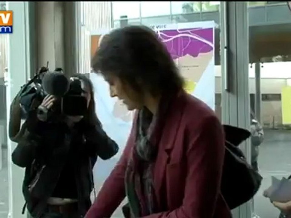 La candidate de Lutte Ouvrière, Nathalie Arthaud a voté ce matin