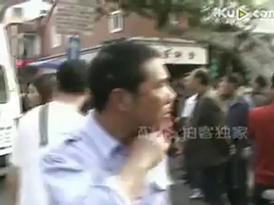 Video người đàn ông tự sắt bằng con dao chết ngay giữa đường