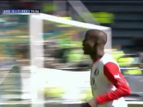 Feyenoord keep title hopes alive