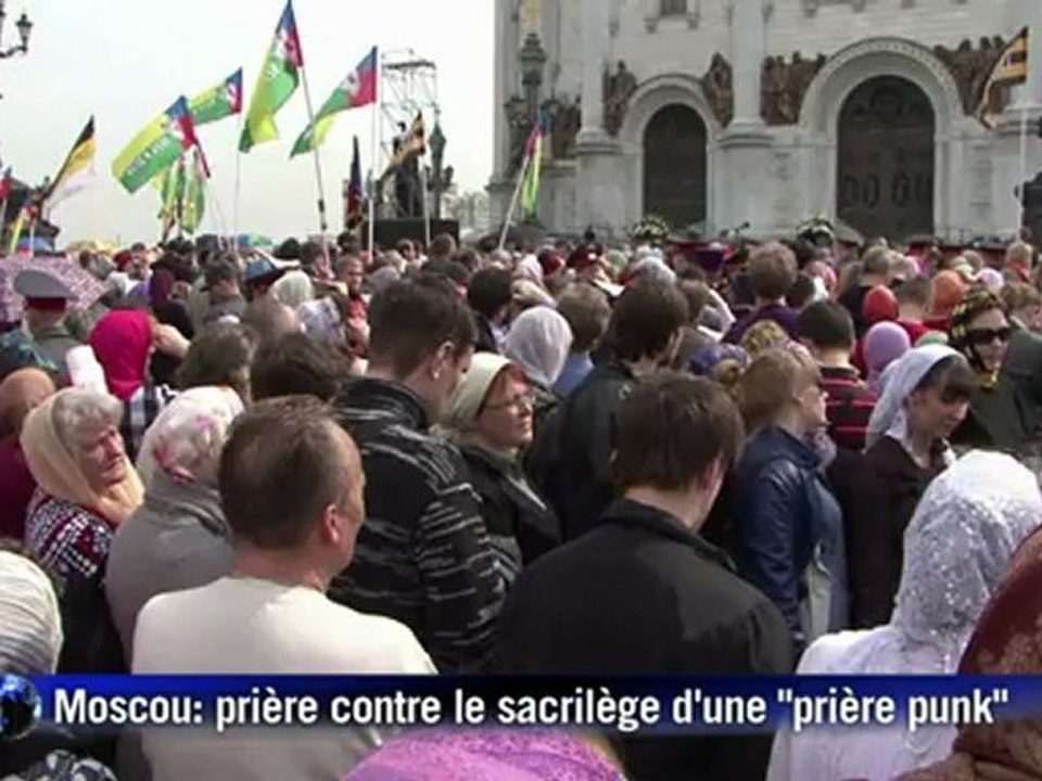 Une foule prie à Moscou contre le sacrilège d'une "prière punk"