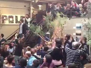 Ambiance à la Bellevilloise à l'annonce des résultats