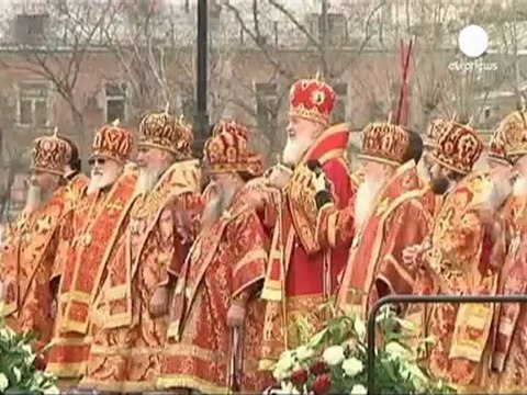 Orthodox Russians mass to defend church
