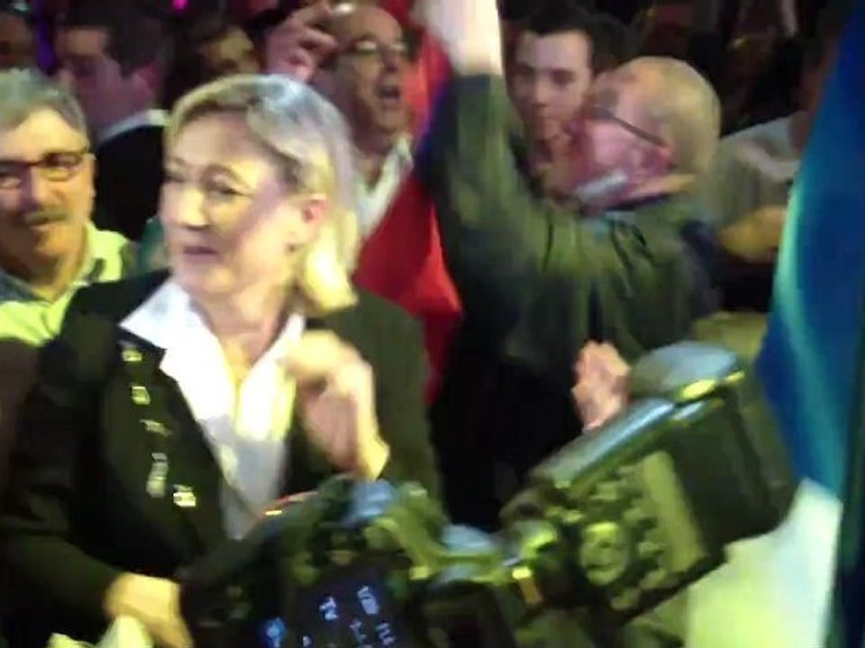 Marine célèbre son résultat au 1er tour des Présidentielles.