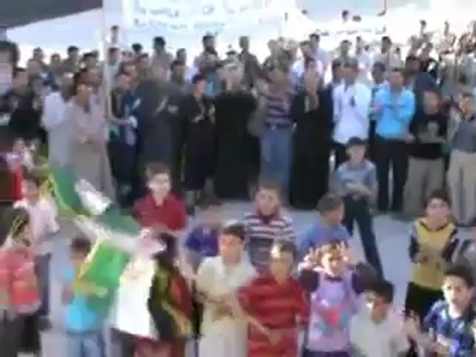فري برس ادلب خان شيخون  مظاهرة تنادي باسقاط النظام22 4 2012 Idlib
