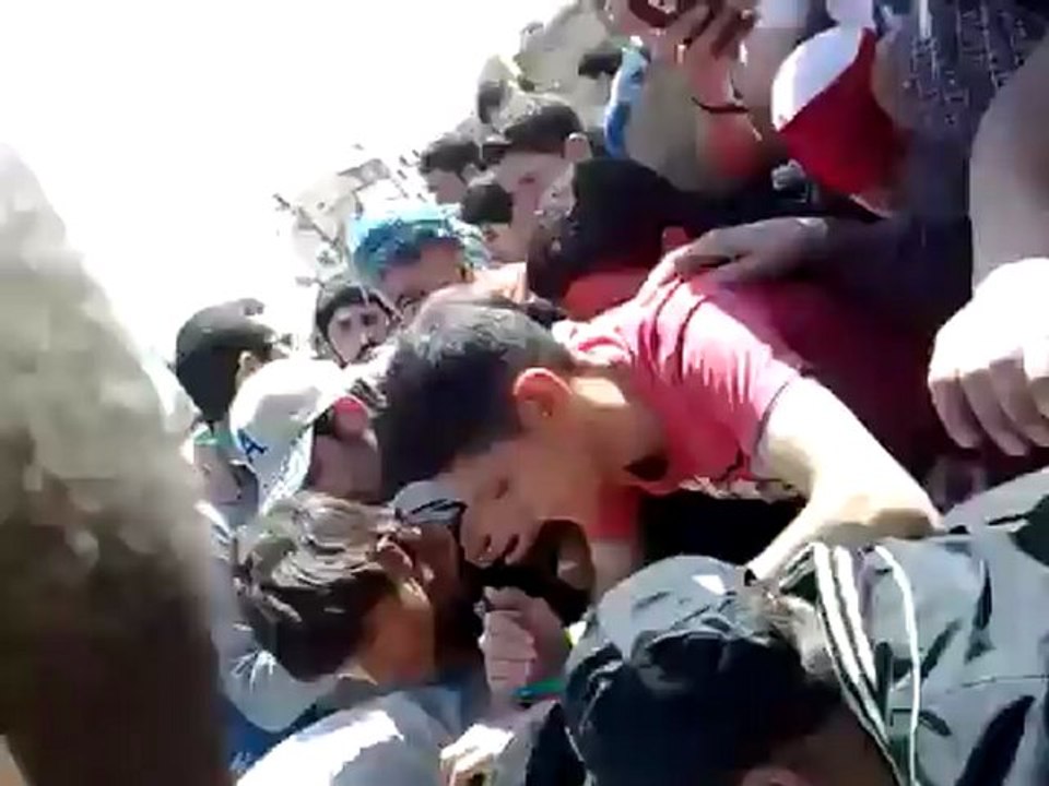 فري برس ريف دمشق التل دفن الشهيد محمد حمدان   انظروا الابتسامة على وجهه22 4 2012 Damascus