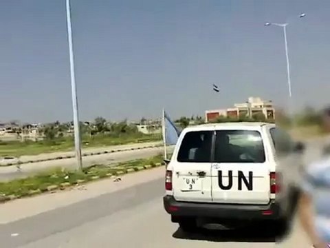 فري برس حماة المحتلة توجه اللجنة الأممية من حي طريق حلب إلى حي الأربعين 22 04 2012 Hama