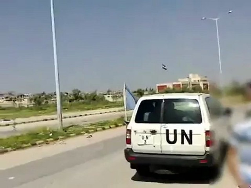 فري برس حماة  المحتلة توجه اللجنة الأممية من حي طريق حلب إلى حي الأربعين 22 04 2012 Hama