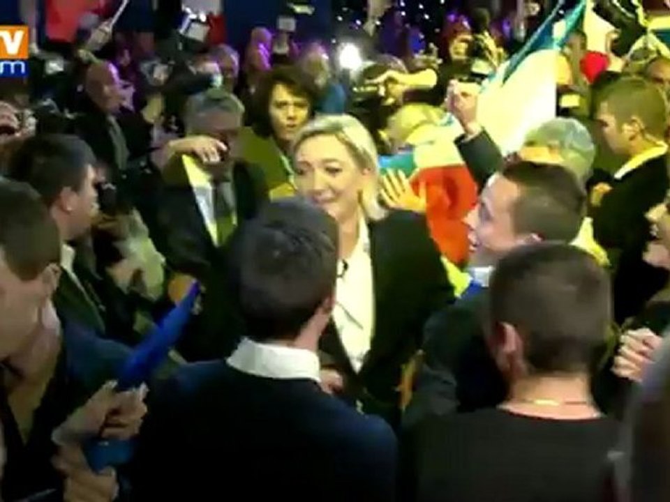 Les militants du Front National se félicitent du score de Marine Le Pen