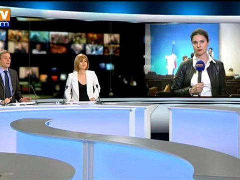 A Paris, François Hollande se pose en président