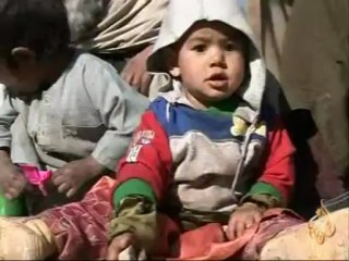 إحدى الأسر الأفغانية تعرض أبنائها للبيع