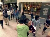 Les bottes Aigle sur les Champs-Elysées - Flashmob