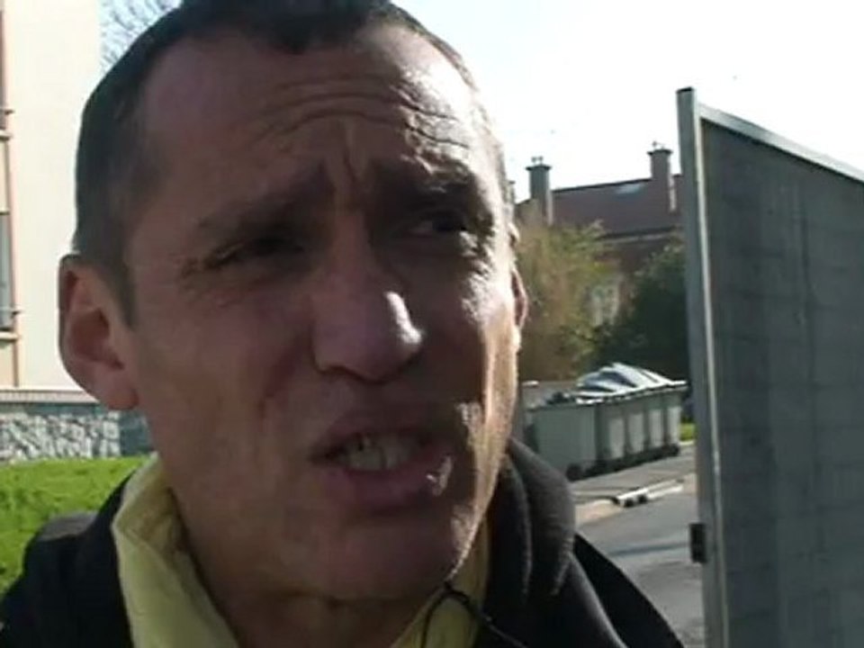 LAURENT JACQUA DEVANT LA MAISON D ARRET DE FRESNES LE 03 04 2012