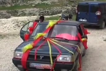 Gelin tekneyle geldi