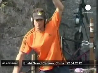 Tightrope walker conquers China's Enshi... - no comment