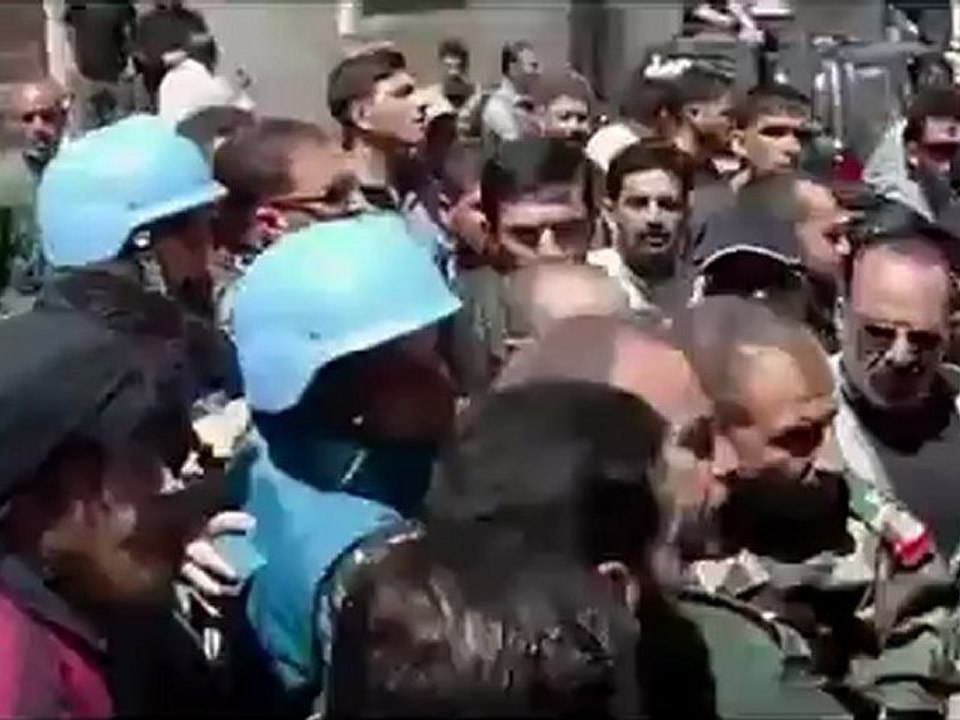 فري برس حمص الرستن المراقبين يشاهدون الدبابات بأعينهم22 4 2012 Homs Syria