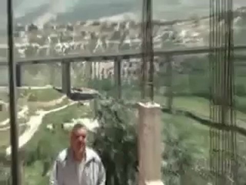 فري برس حمص الرستن الدبابات ماتزال موجودة في المدخل الشمالي لمدينة الرستن22 4 2012 Homs Syria