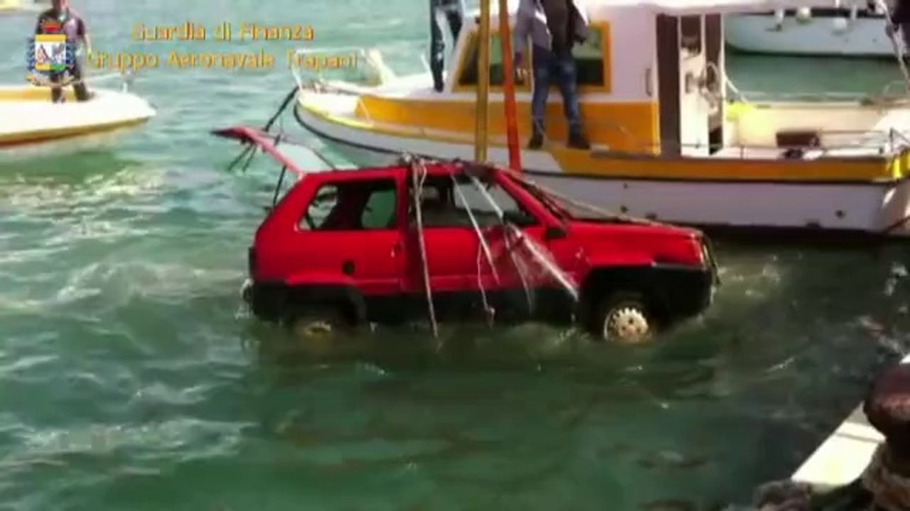 Lampedusa (AG) - Auto cade in mare, giovani in salvo (14.04.12)