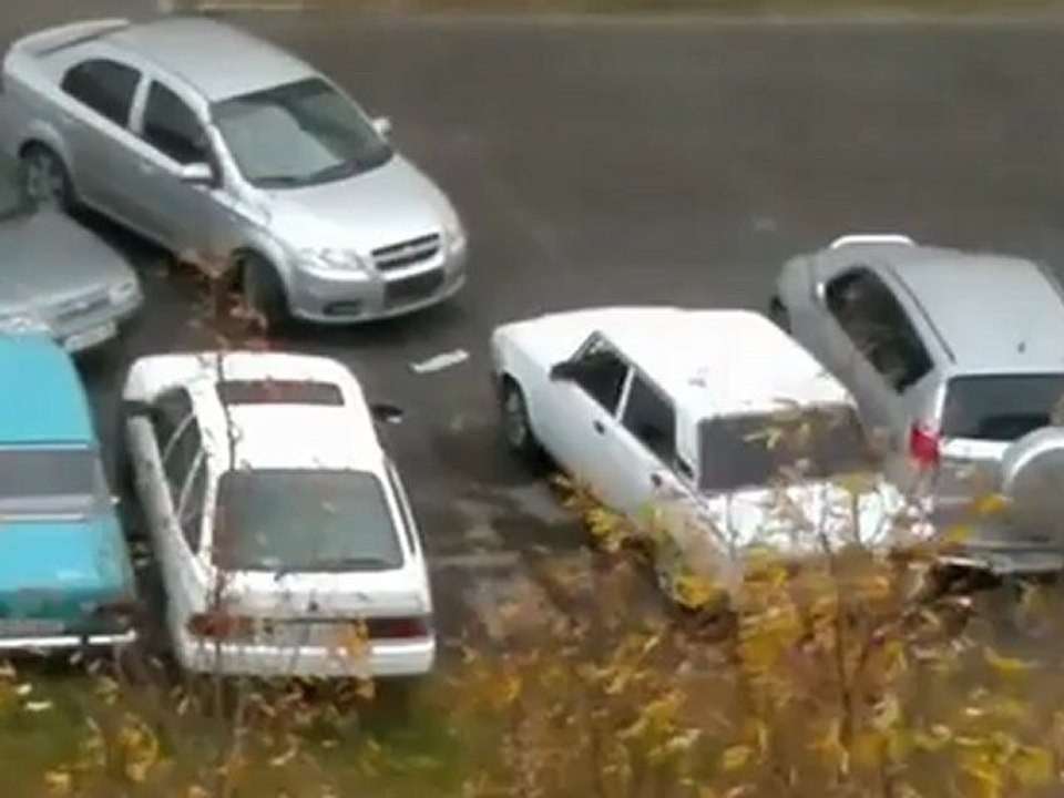 Il ne peut pas sortir sa voiture du parking...