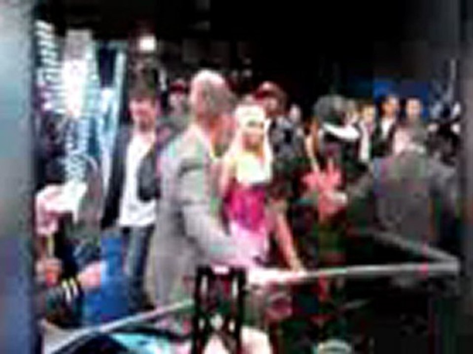 Nicki Minaj explodiert in Pink