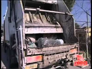 Napoli - Maratoneti tra cumuli di immondizia