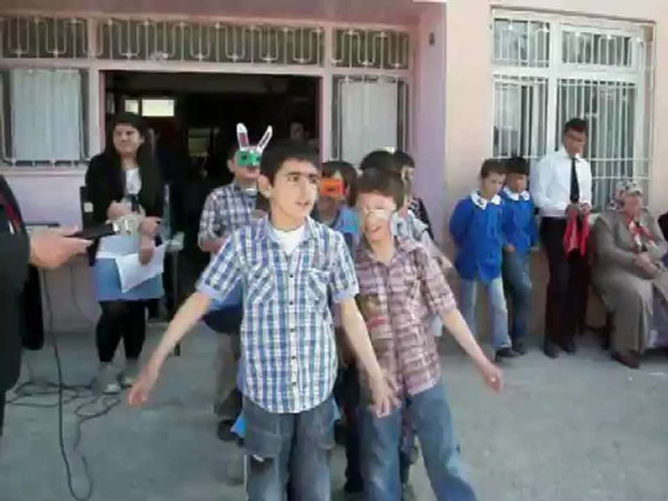 23.04.2012 4.sınıfların ingilizce gösterisi