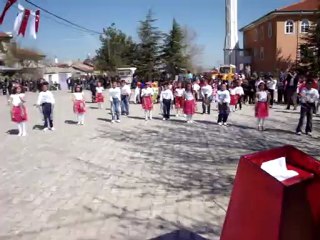 DERESİNEK İLKÖĞRETİM OKULU RENGARENK GÖSTERİSİ