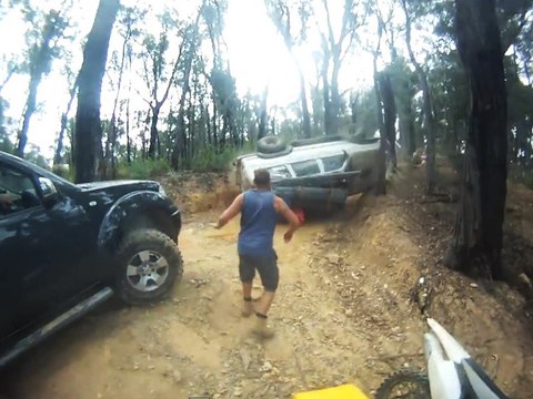 Gros FAIL d'un remorquage de voiture en forêt