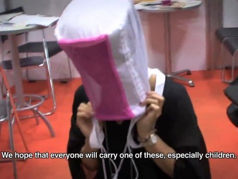 Le sac de course qui fait casque anti-séisme