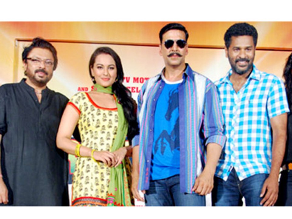 Rowdy Rathore Breaks The Law In Hampi - Bollywood Gossip