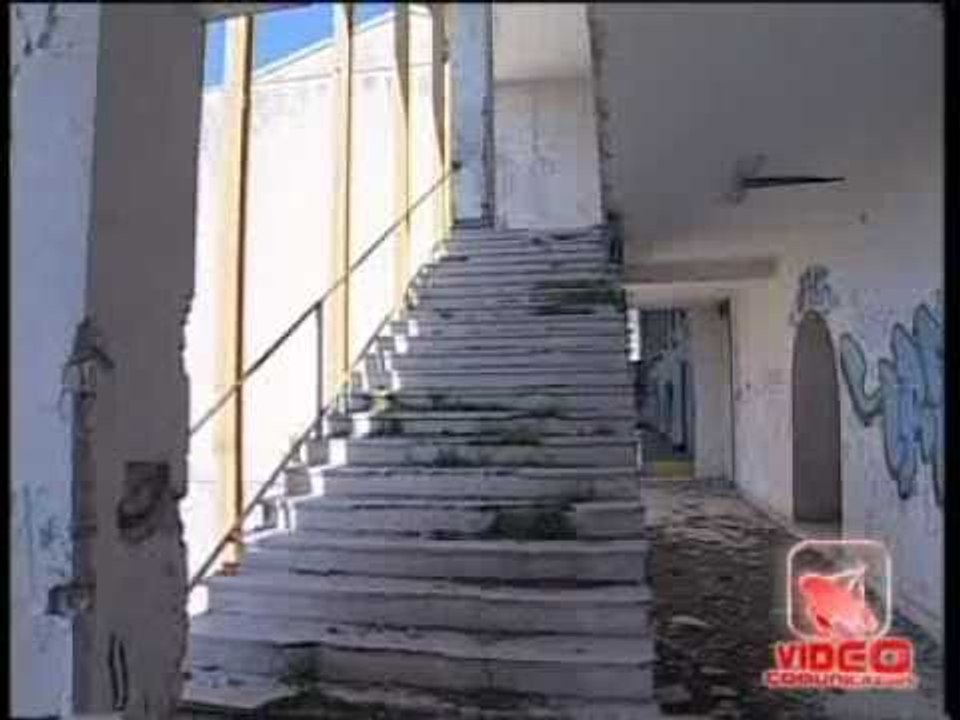 Napoli - Topi e degrado nell'ex casa dello studente
