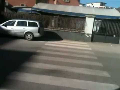 Aversa - Attraversamento pedonale che finisce contro un muro