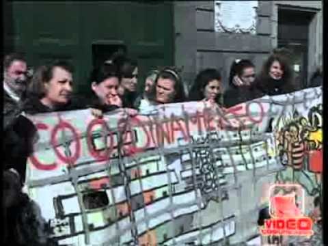 Napoli - Protestano gli abitanti delle vele di Scampia