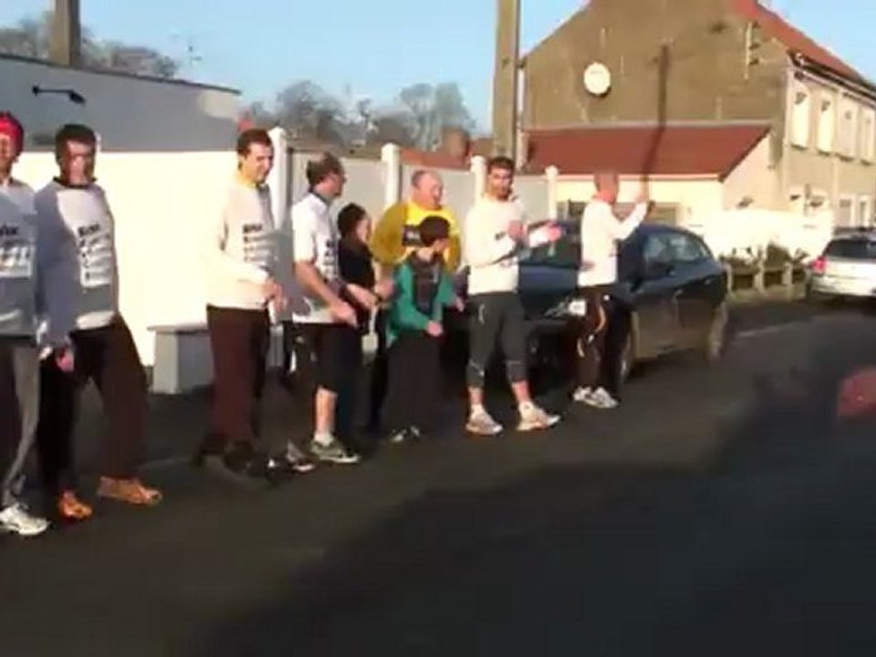 TELETHON 2011 : Relais course à pied de Paris à Allouagne - Accueil haie d'honneur (Pas de Calais - 62)