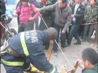 Cabbie rescues girl who falls through pavement