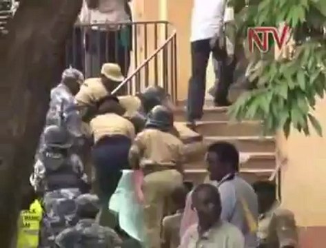 Ugandalı Kadınlar Polisin Cinsel Tacizine Karşı Soyundu