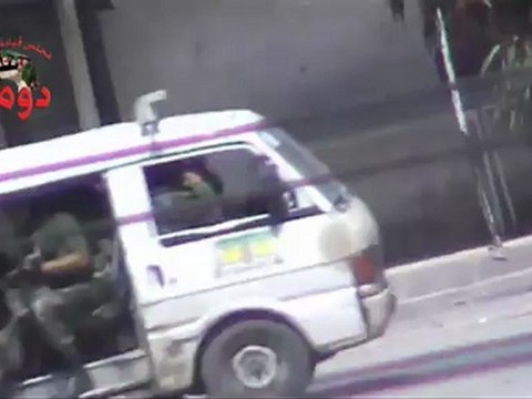 فري برس ريف دمشق دوما اقتحام الدبابات و باصات الشبيحة المدينة بشكل كبير جدا و اطلاق الرصاص العشوائي على الأهالي رغم وجود المراقبون 24 4 2012 Damas