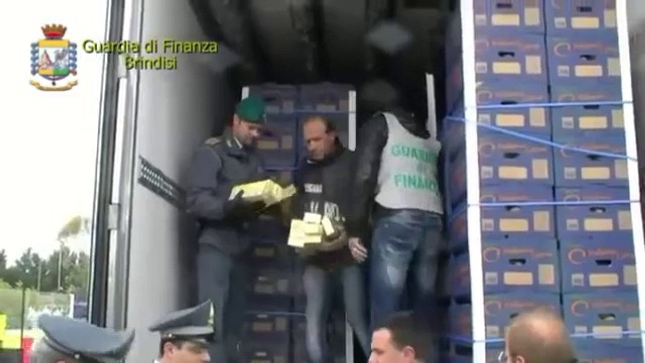 Brindisi - Tre tonnellate di sigarette di contrabbando nascoste in un tir (24.04.12)
